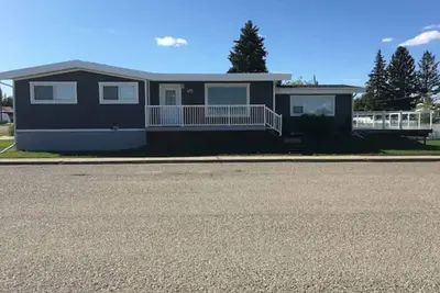 Image de Beautiful Cardston Home (whole house)!