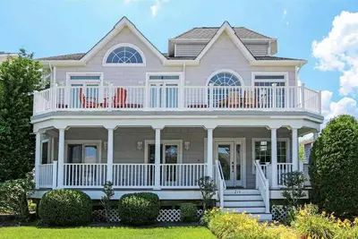 Image de 7 minute walk to beach, sleeps 12, great for families!