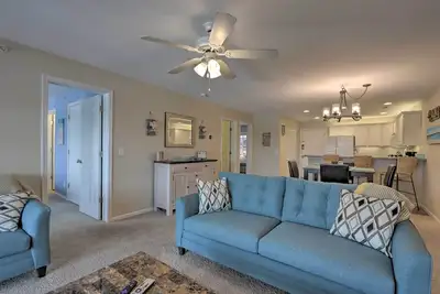Image de 'The Lake Escape’ w/ Balcony & Pool Access!