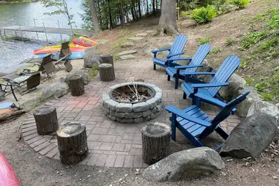 Image de 4-Season Home: Fireplace & Fire Pit in Barnstead
