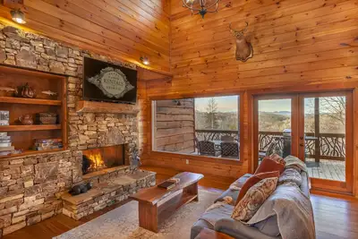 Image de Luxury Mountain View Cabin – 4 Suites, Hot Tub, Shuffleboard