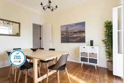 Image de Bairro Alto Duplex with View by Central Hill