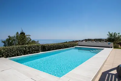 Effie's Cozy Villa - spectacular view & playground
