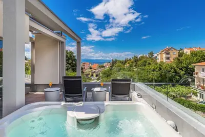 Image de Villa Arabella Malinska - villa moderne avec piscine chauffée, jacuzzi et terrasse sur le toit