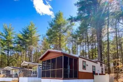 Image de Beautiful Lake George Cottage