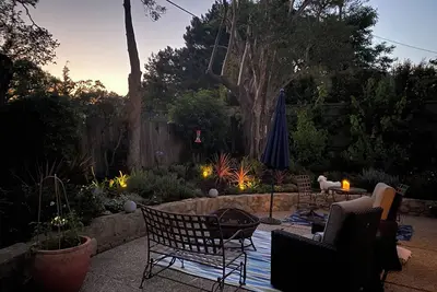 Image de Beautiful and very bright two bedroom house steps away from Coast Village Rd.