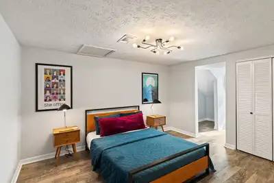 Image de 2 Bed Condo across from Toomers Corner and Au Campus