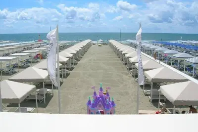 Image de New Flat On The Beach Connected With A Beach Club