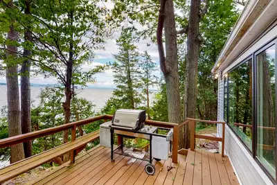 Image de Family-friendly lakefront home with private beach and firepit - dogs welcome