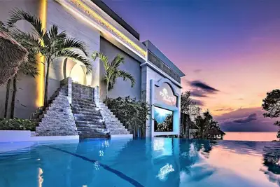 Image de 150 'Toboggan, 3 Salles, 2 Hot Tubs, face à l'océan Piscine à débordement, Swim-up Bar