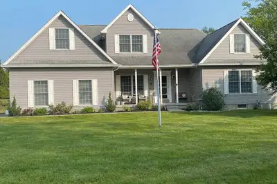 Image de Beautiful lake view home nestled in the vineyards of North East Pa.