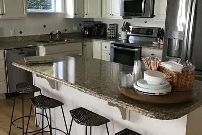 Image de 3 Br/3Bath Lakefront condo-Sleeps 8 Beach level-indoor pool, private beach