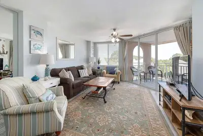 Image de Oceanfront Condo with Pool. Partial Ocean View
