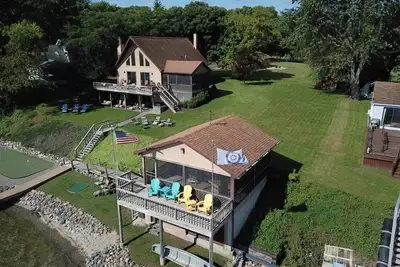 Image de Exceptional Lakefront Getaway, All the Activities & Year Round Comfort