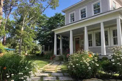 Image de Secluded 4 bed home on the bike path, 2 acres, and. 5 m from Nobska Beach