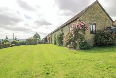 The Onibury, family friendly, with pool in Craven Arms