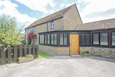The Walton, family friendly, with pool in Ludlow
