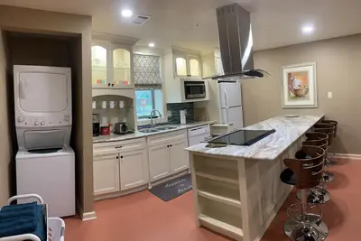 Image de Stay close to entertainment! \nDowntown Lr  2 bedroom apt near Simmons Bank Arena