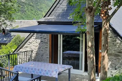 Image de ancienne grange restaurée au coeur de la montagne