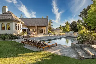 Image de The Oaktree Estate by Fieldtrip - 7 Acre Private Resort with Lake, Pool & Vineyard