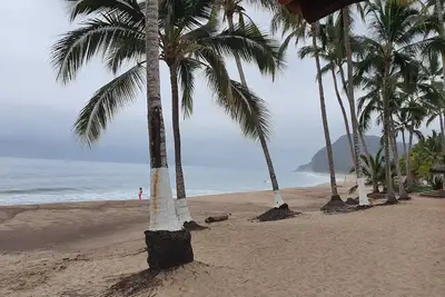 Image de A nadar y gozar en las playas frentr a nuestra casa.