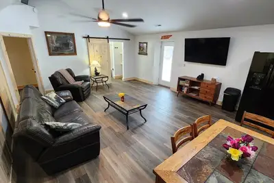 Image de Jason's Log Cabin Retreat w/ Hot tub, rockers, swing, game room, & 3 King beds