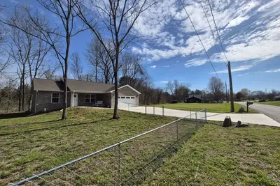 Image de Cyndie's Creekside Cottage w/ 3 King Beds & Hot Tub