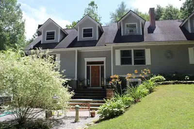 Image de New England Family Home with Hot Tub and Pool