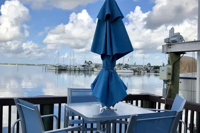Image de Nettles Island Waterfront with Dock & steps from Beach-plus Golf Cart Credit