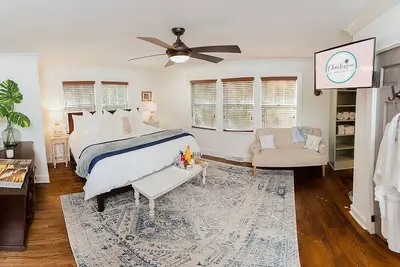 Image de Southern Cottage Tucked Under the Oaks