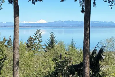 Image de Panoramic View House of Puget Sound with hot tub and walls of windows