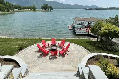 Image de The Fun Spot 3 - Serene Home with Beautiful Lake & Mtn Views to Relax and Enjoy!