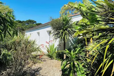 Image de Au cœur de Trégastel, noyée dans la végétation, 4*, Au cœur de Trégastel, noyée dans la végétation,