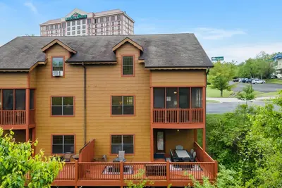 Image de Rustic-Chic 4br + Loft Cabin | Golf & Show Discounts!