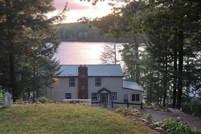 Image de Spacious New Hampshire mountain waterfront get away house. Boats & private docks