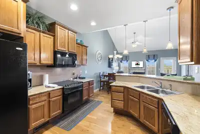 Image de Large Townhouse • Pool Table  • Fireplace  • Balcony + Patio  • Grill  • Garage Parking