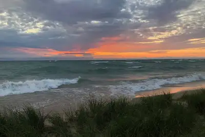 Image de Nature's Nook - Hot Tub! - walk to Lake Michigan!