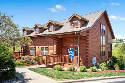 Image de Luxurious Walk-in Cabin with Private Screened Deck in the Heart of Branson