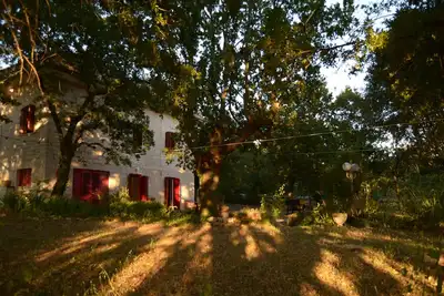 Under the oaks for a cool stay. Par Tòt is for everyone, not just anyone