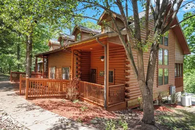 Image de Perfect Family Retreat - 2br+Loft Walk-in Cedar Log Cabin with Fireplace