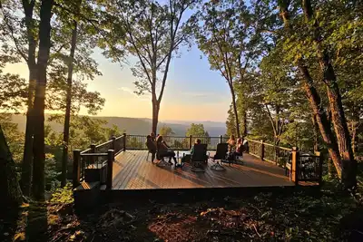 Image de Experience the peaceful Wooded Retreat Cabin - 300 private acres -security gate