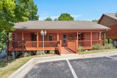 Image de Romantic Cabin with Fireplace & Whirlpool Tub - 2 min to Aquarium!