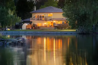 Image de Deschutes rivière Façade, Centre-ville Le Miroir étang Incredible Location! !