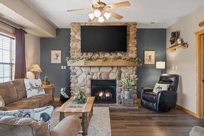 Image de Walk-in Log Cabin with Walk-in Shower - Only Minutes from Shows!