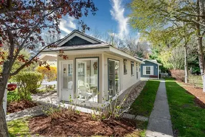 Image de A perfect little cottage on a quiet cul-de-sac, one block from Lake Michigan.