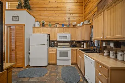 Image de Walk-in Cabin with Private, Screened-in Balcony - Close to Shows & Dining!