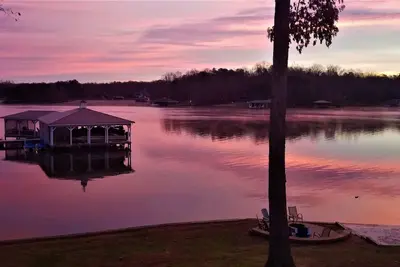 Image de Lake Front Views 🔹 Boathouse 🔹 FirePit🔹 Private Beach 🔹 Theater Room