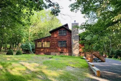 Image de Beautiful wooden lodge cabin in the Heart of the Poconos.