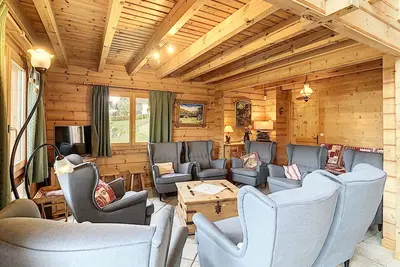 Image de Chalet confortable face aux pistes – 13 couchages, garage, ski room, proche Combloux et Megève