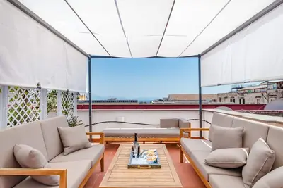 Don Francesco: an apartment with spectacular views in Palazzo Marigliano
